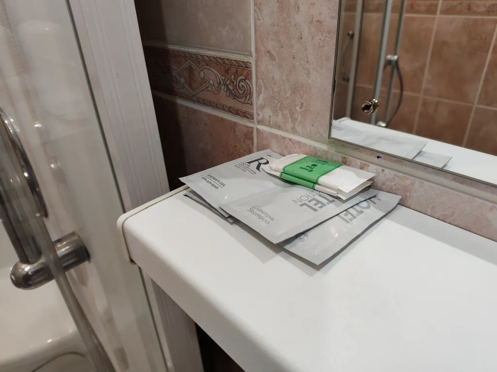 Стандартный номер (ванная комната в номере, вид на внутренний двор)