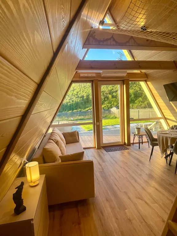 Коттедж Уютный домик Афрейм с видом на горы и лес — Аша