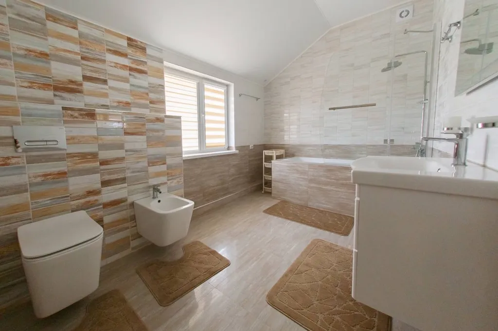 Дом с бассейном в тихом месте, недалеко от моря