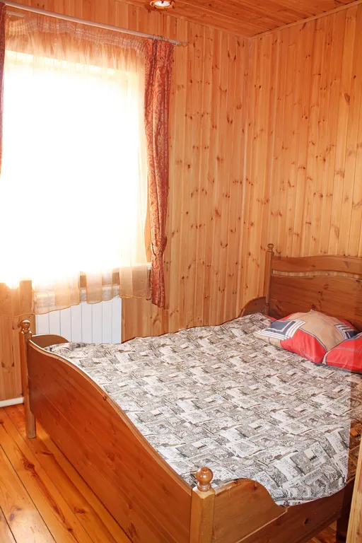 Двухэтажный дом за городом