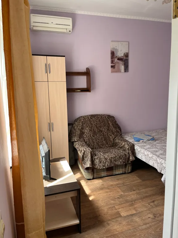 Дом с 2 комнатами и личным большим двором