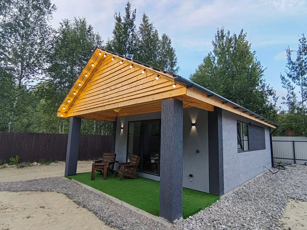 Уединенный домик возле леса