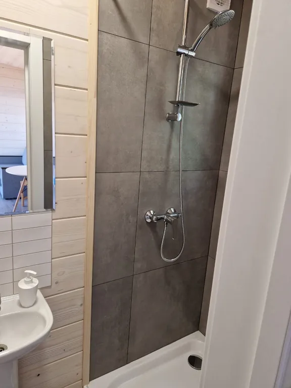 Уютный деревянный домик с видом на море