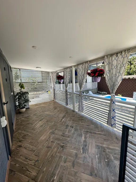 Уютный дом с бассейном и печью