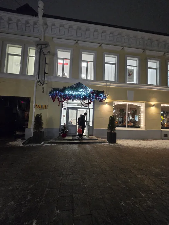 Центрее не бывает! Сразу за памятником ленина в стиле есенинская русь