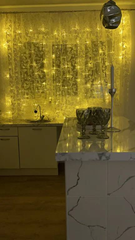 Дом рядом с лесом и прудом