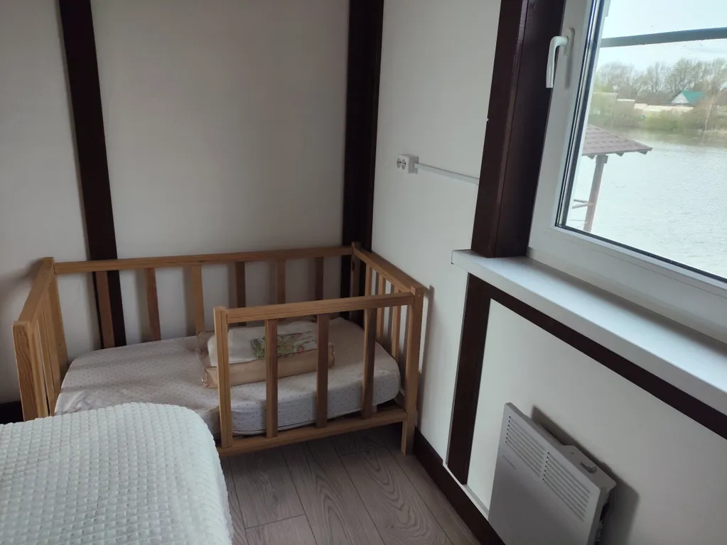 Дома и бани на берегу озера