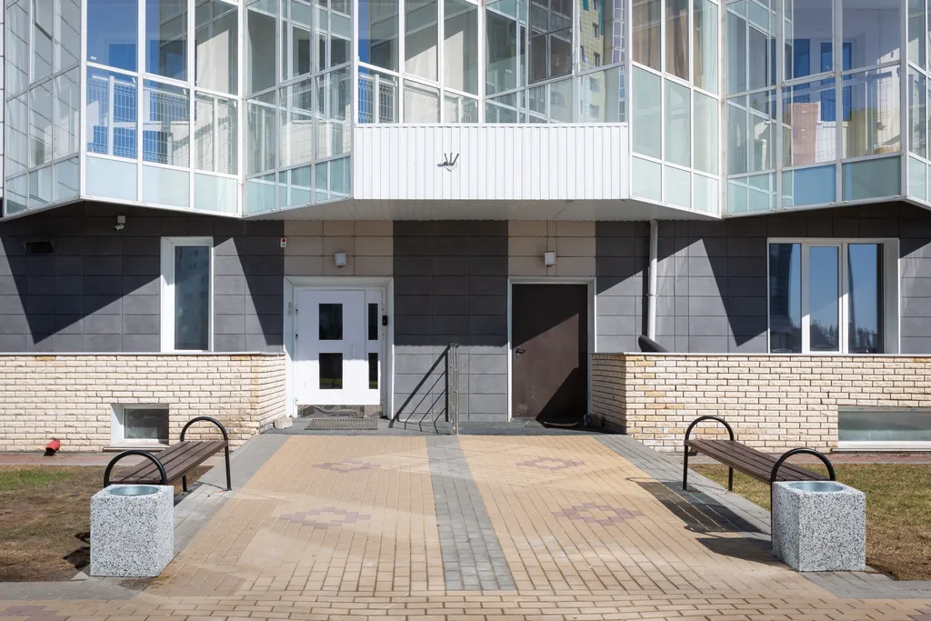 Яркая квартира с видом на заснеженные ветви и искрящийся снег