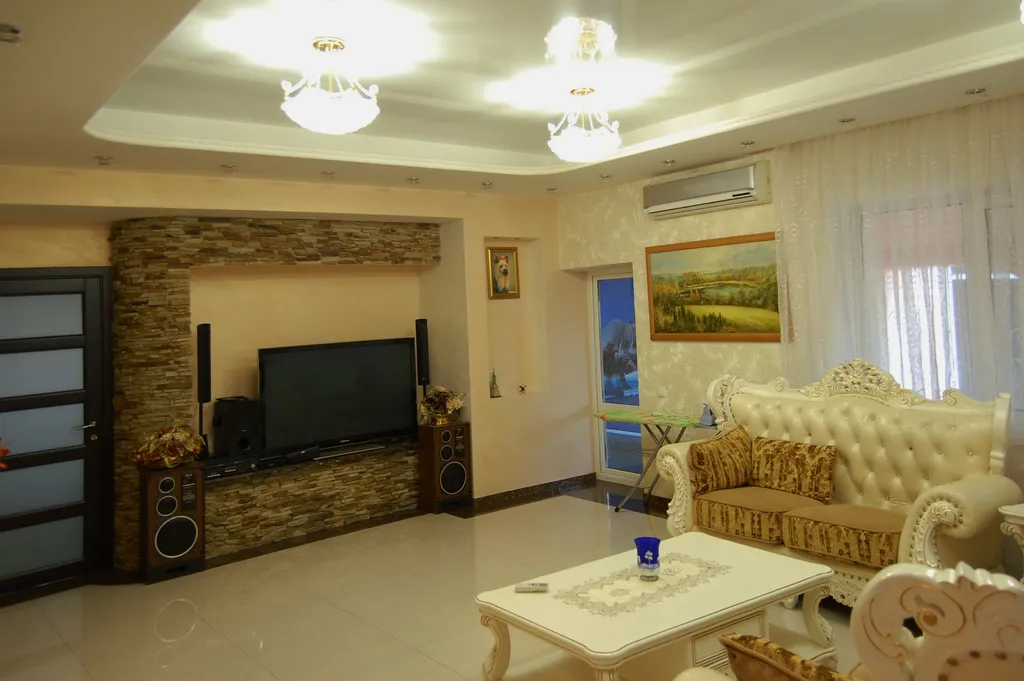 Дом с бассейном в Сенице