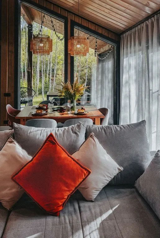 Дизайнерский панорамный дом с сауной в хвойном лесу