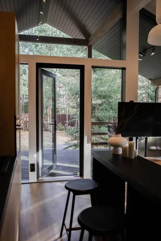 Дом в сосновом лесу с ванной у окна