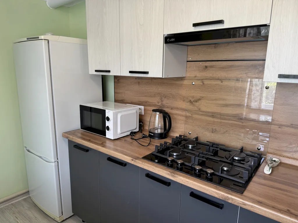 Четырёхкомнатный дом с двориком и мангалом – центр