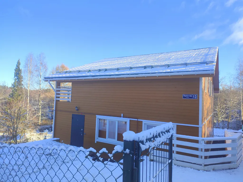 Петербургская дача на холме прямо у озера