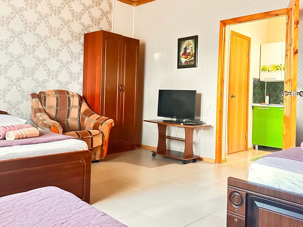 Часть дома с кухней и крылечком