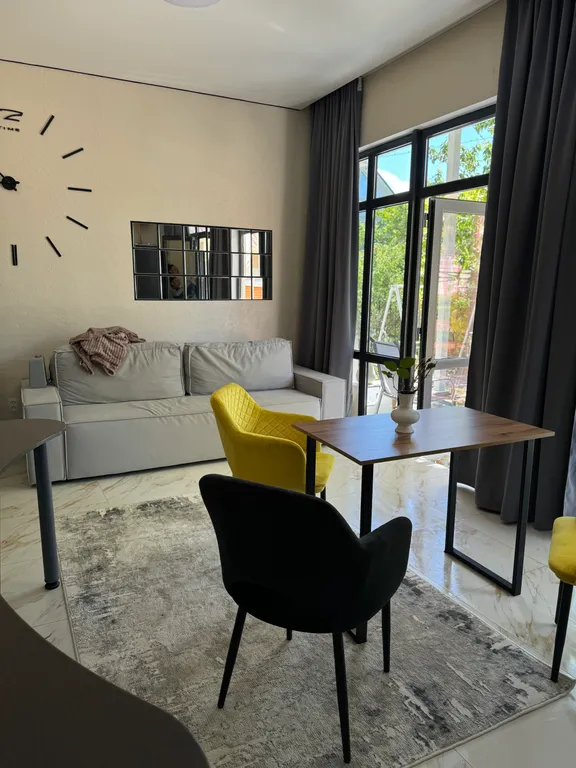 Дом рядом с лесом, с большой кухней и огромной парковой