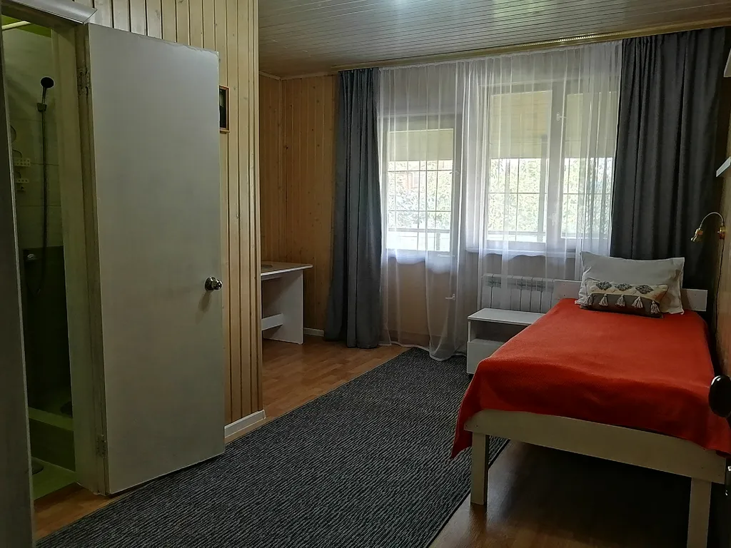 Дом с видом на монастырь