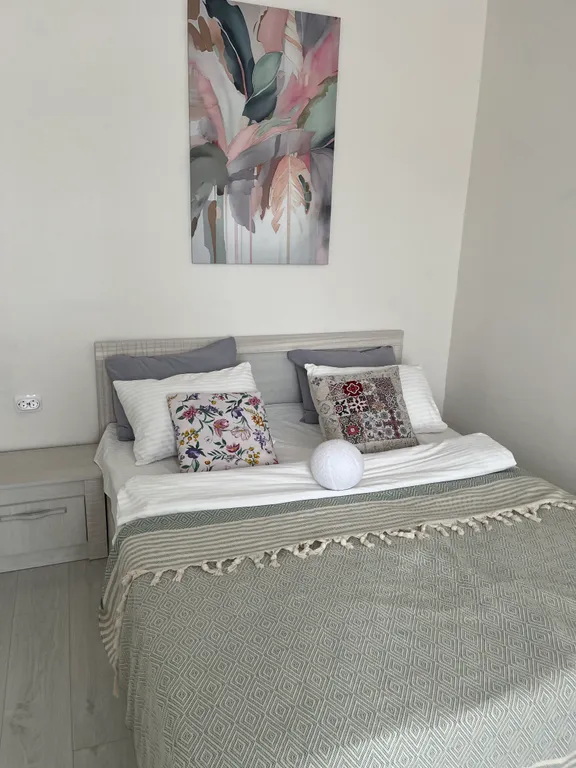 Квартира Квартира с новым ремонтом на первом этаже окна выходят на парковку — Элиста