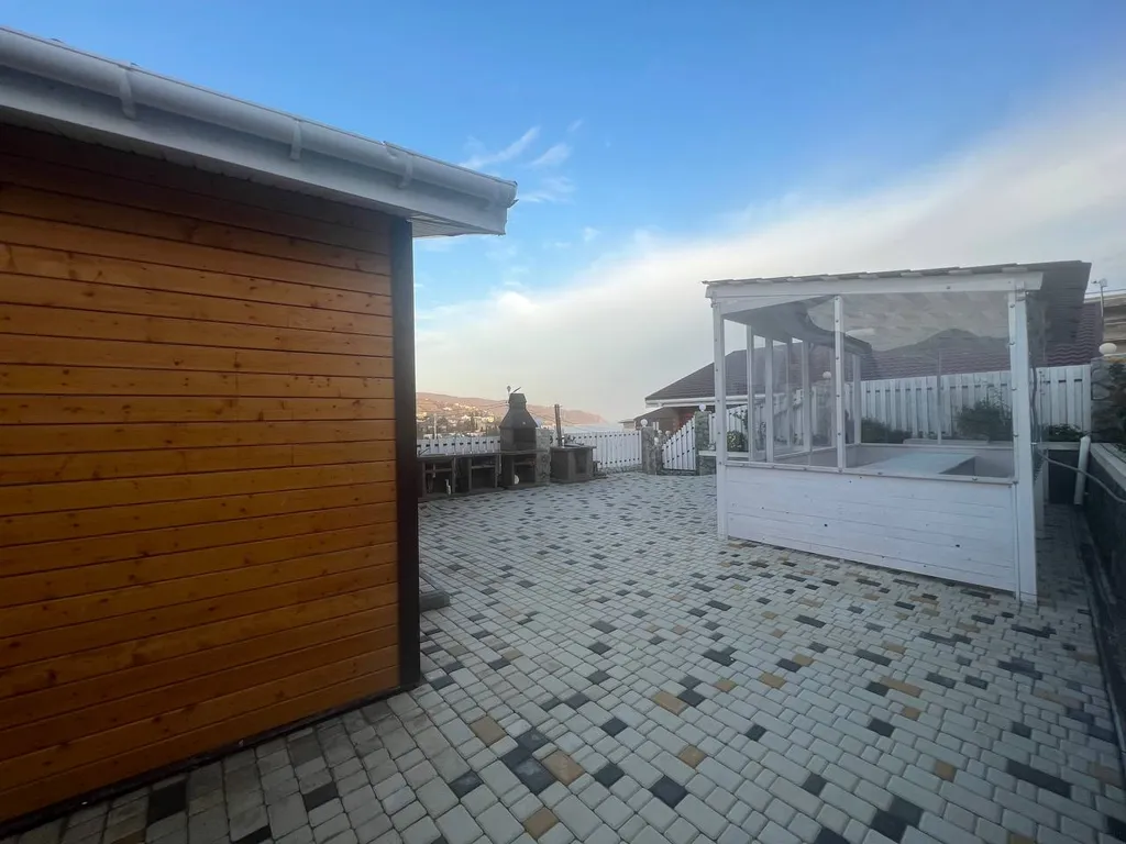 Дом с тремя апартаментами с видом на горы и море