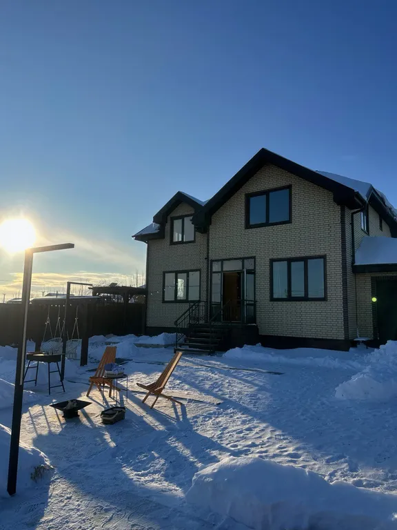 Дом у берега озера