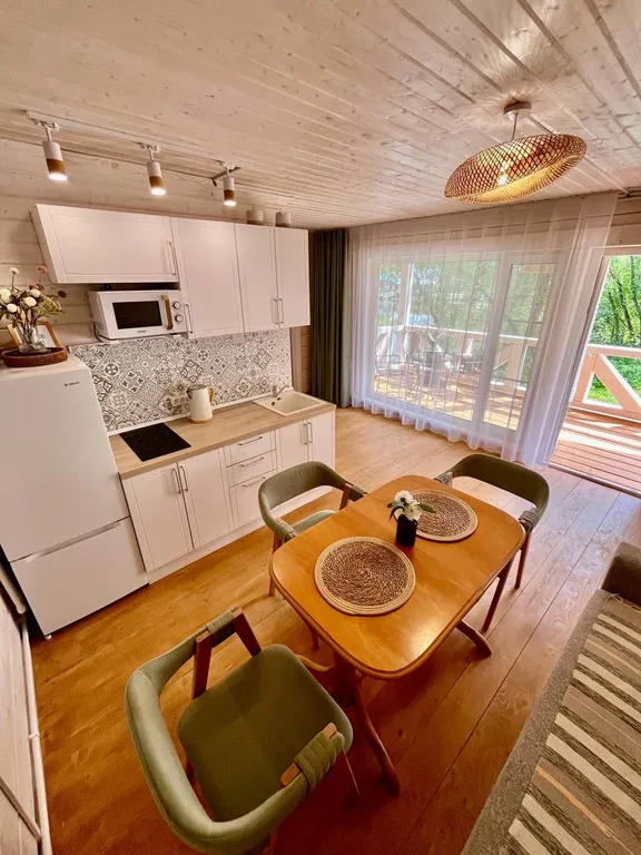 Просторный новый дом на берегу озера у родника