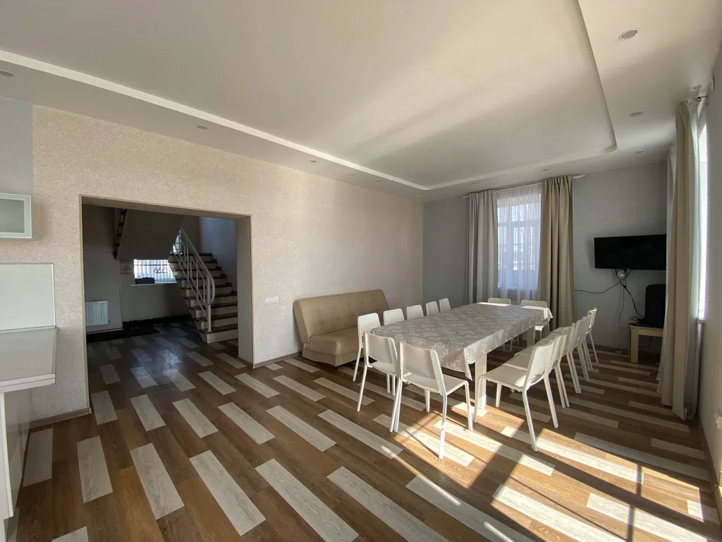 Гостевой дом среди леса с видом на озеро и город