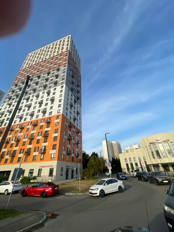 Хороший вид, парк и метро в шаговой доступности.