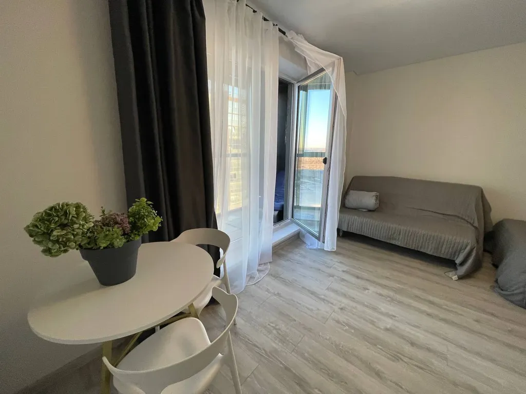 Студия с видом на лес