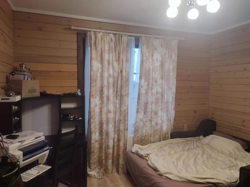 Деревянный 2-этажный коттедж у леса