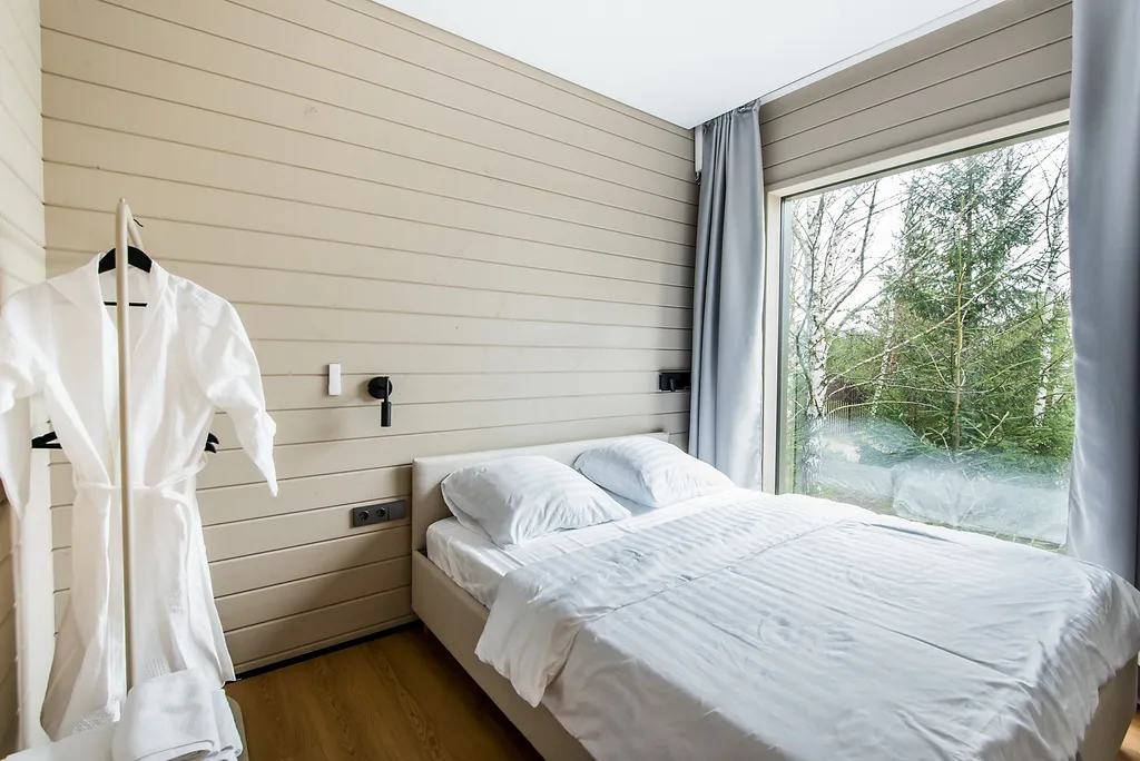 Уютный дом в окружении  леса