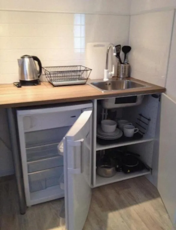 Уютная комната с диваном-кроватью и общей ванной комнатой