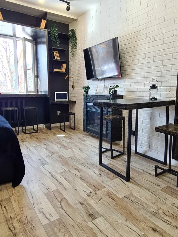 Студия с камином