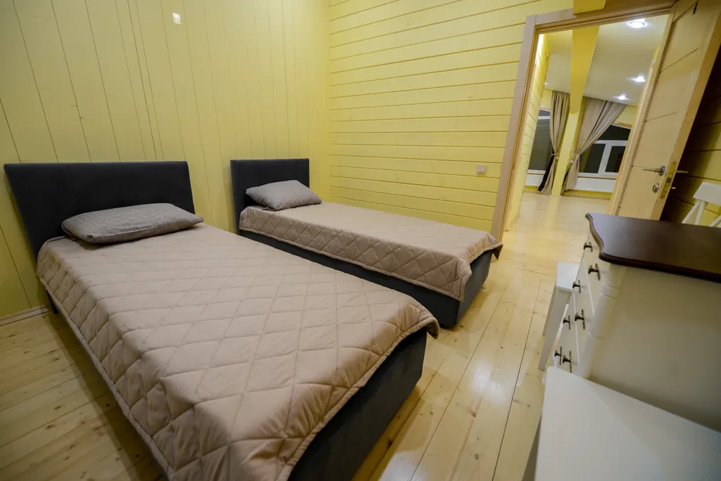 Большой коттедж на берегу из двух частей