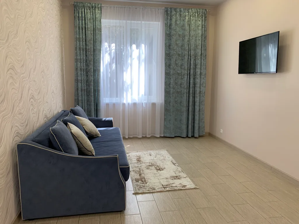 Первый этаж двухэтажного дома, с отдельным входом и общим двором