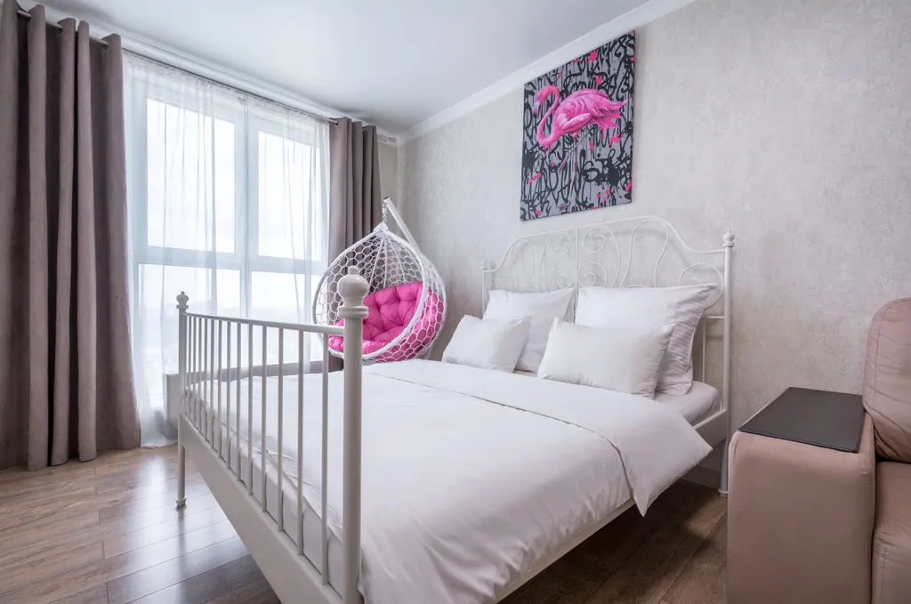 Апартаменты с видом на город в жк большом, в окнах виден закат