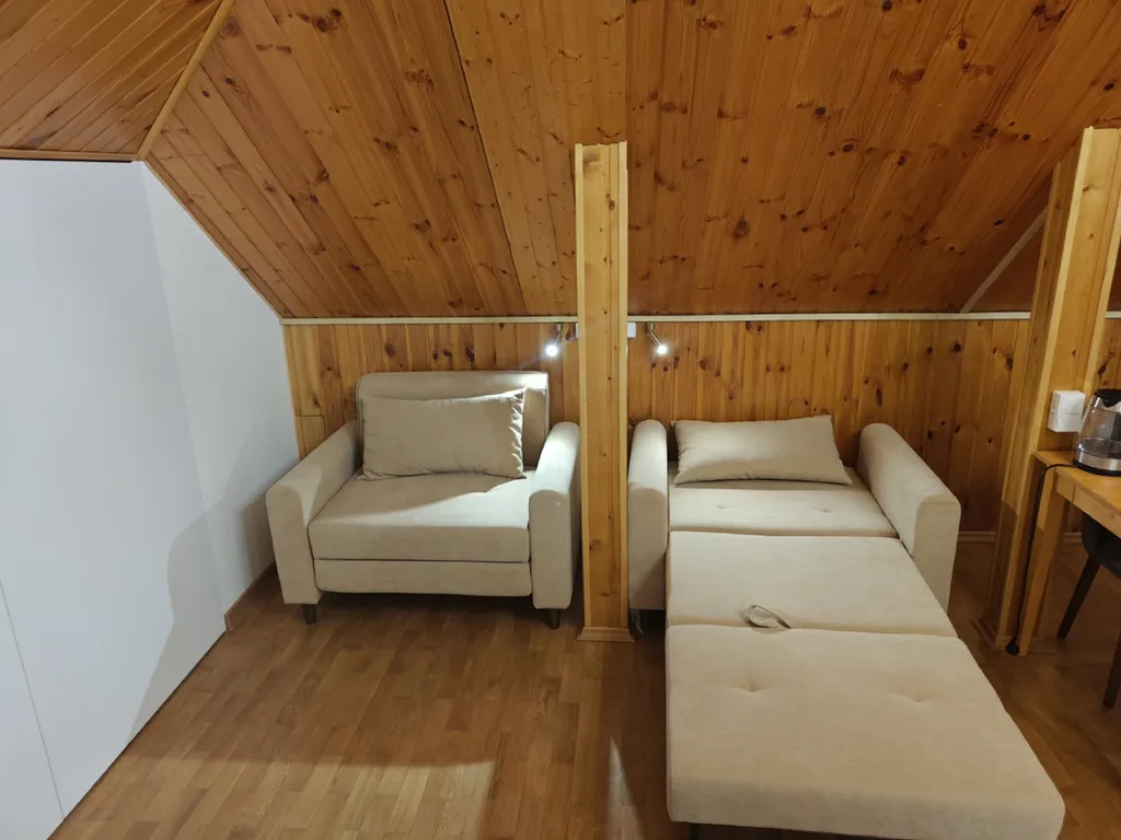 Четырехместный семейный номер с четырьмя кроватями в мансарде