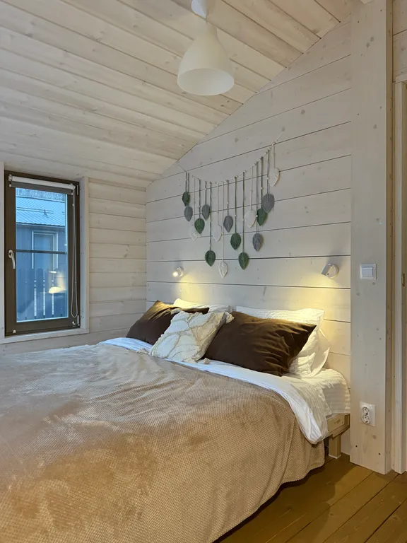 Дом с панорамным камином и видом на лес