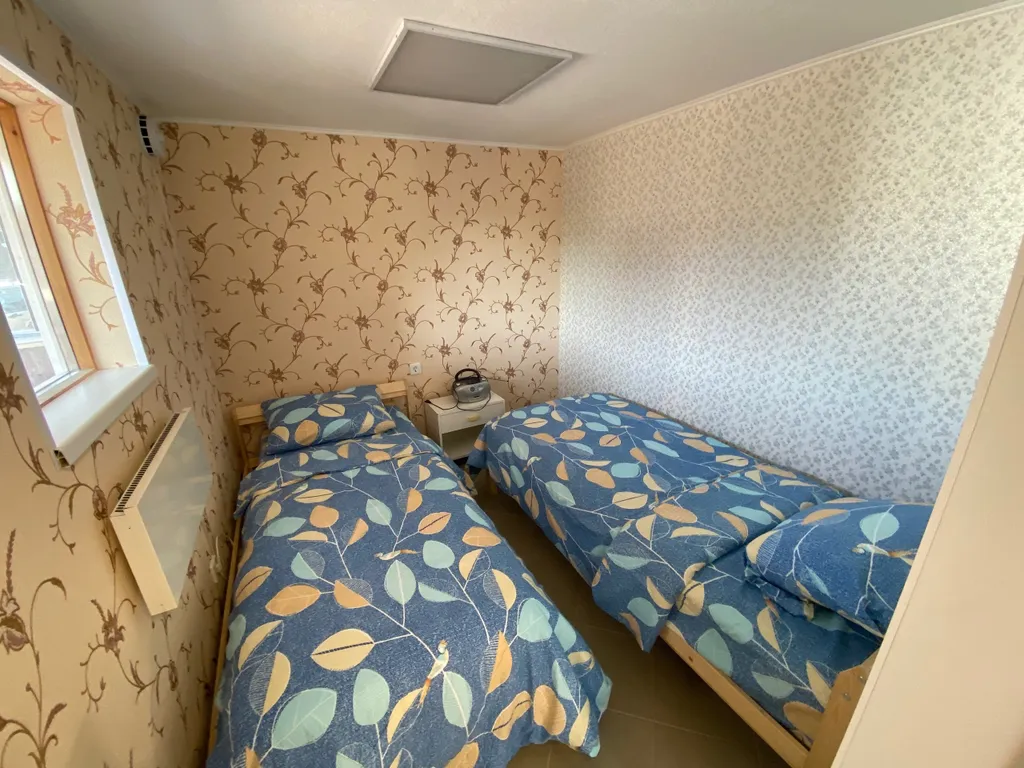 Домик на берегу залива