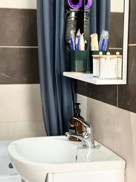 Новый апартамент с зоной отдыха на балконе