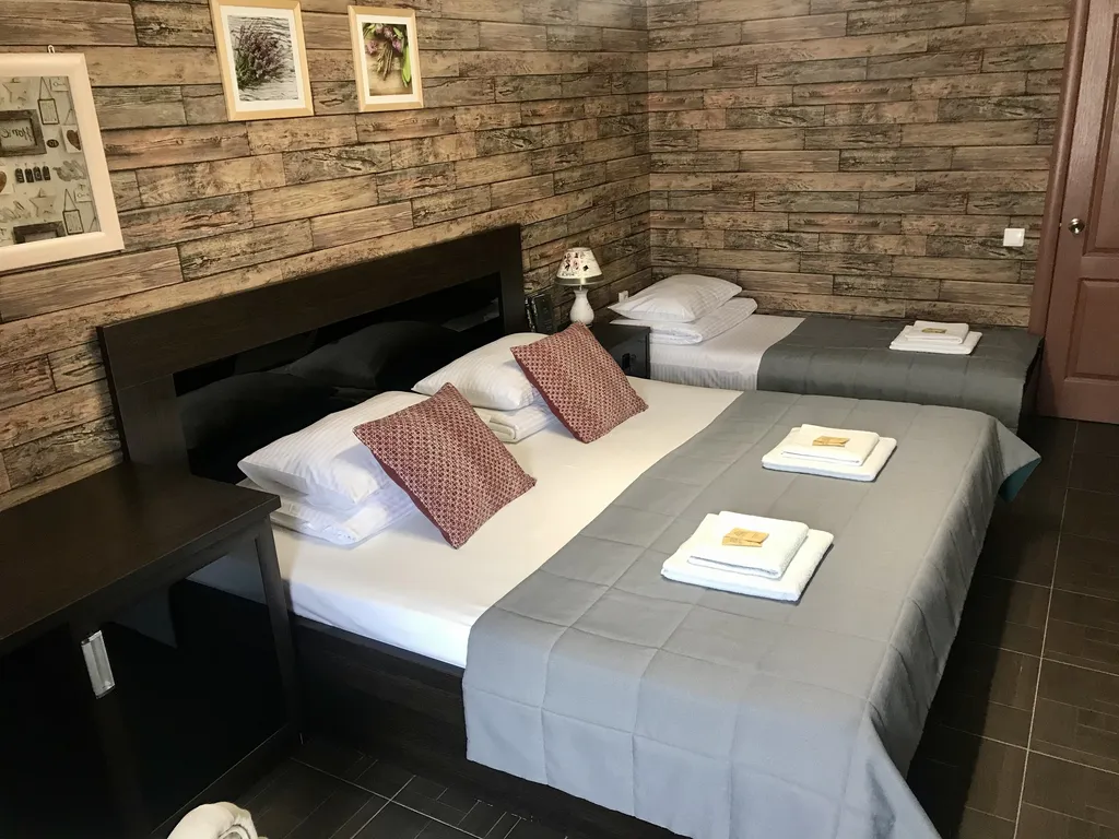 Квартира Трехместный номер, с двуспальной и односпальной кроватями — аренда посуточно в Черноморское