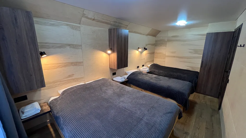 Дом вблизи подножья горы