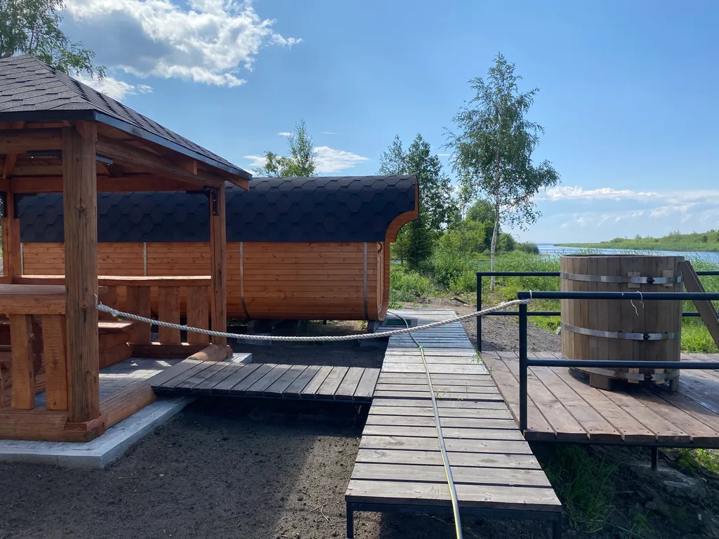 Дом с террасой на берегу реки Кобонка