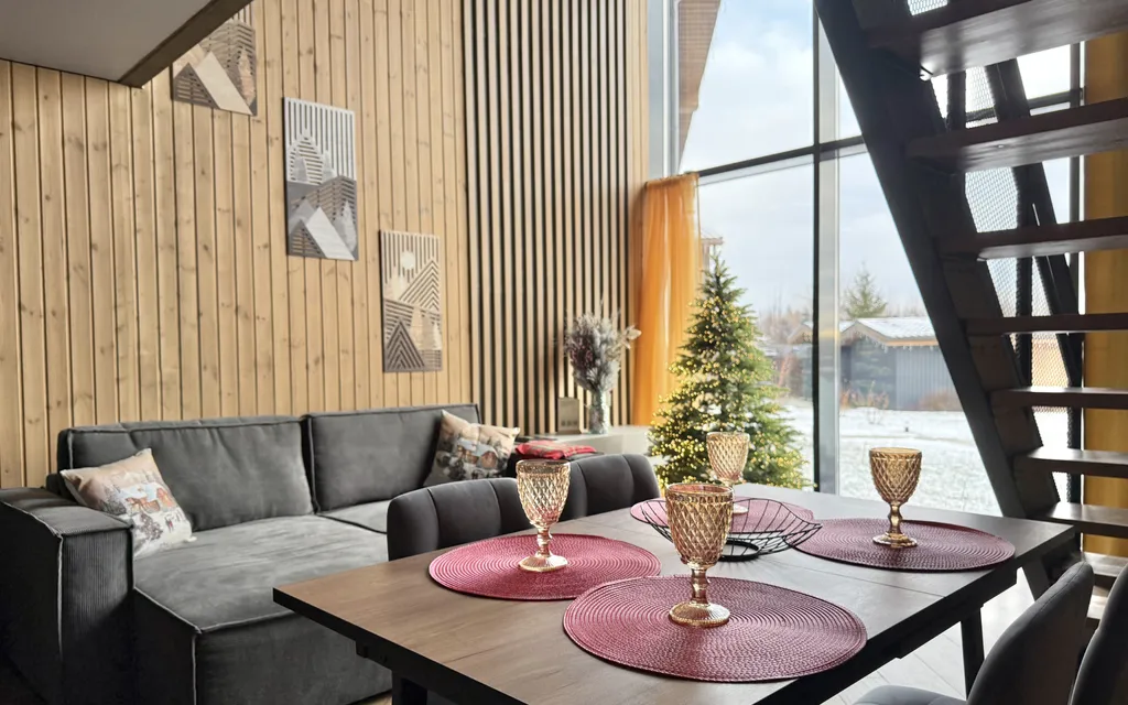 Номер на берегу реки