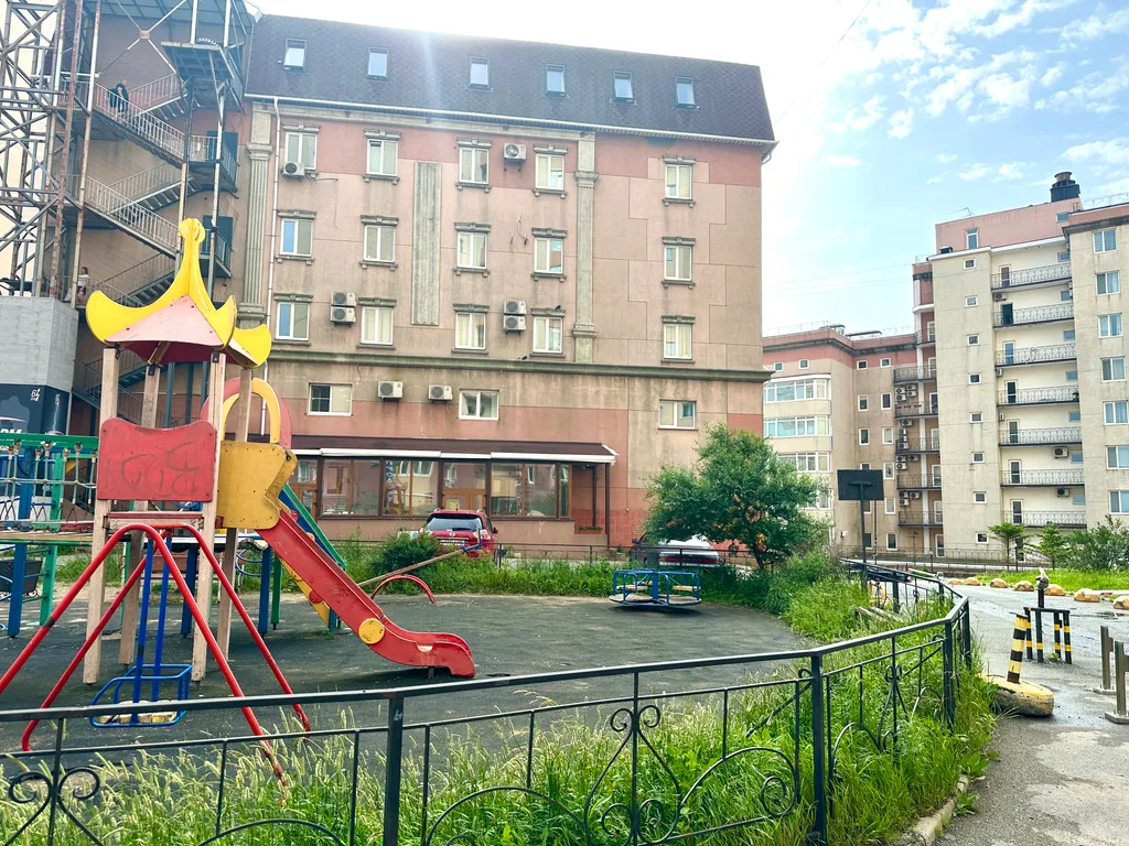 Студия после дизайнерского ремонта с видом на море