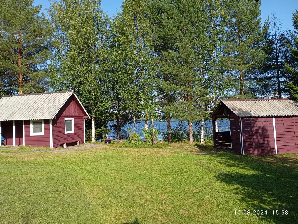 Дом на берегу с баней и лодкой