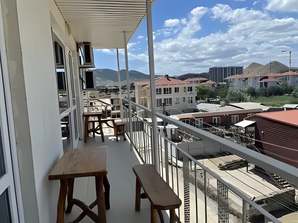 Однокомнатный четырехместный номер с видом на поселок