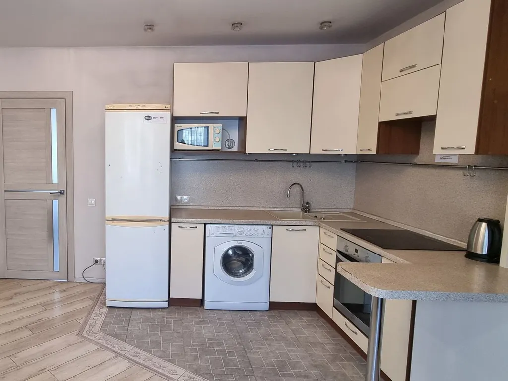 Евро трехкомнатная квартира возле Онкологического диспансера