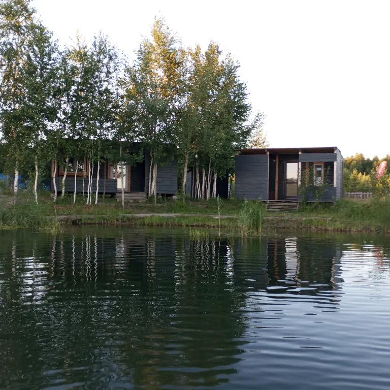 Домик на берегу озера