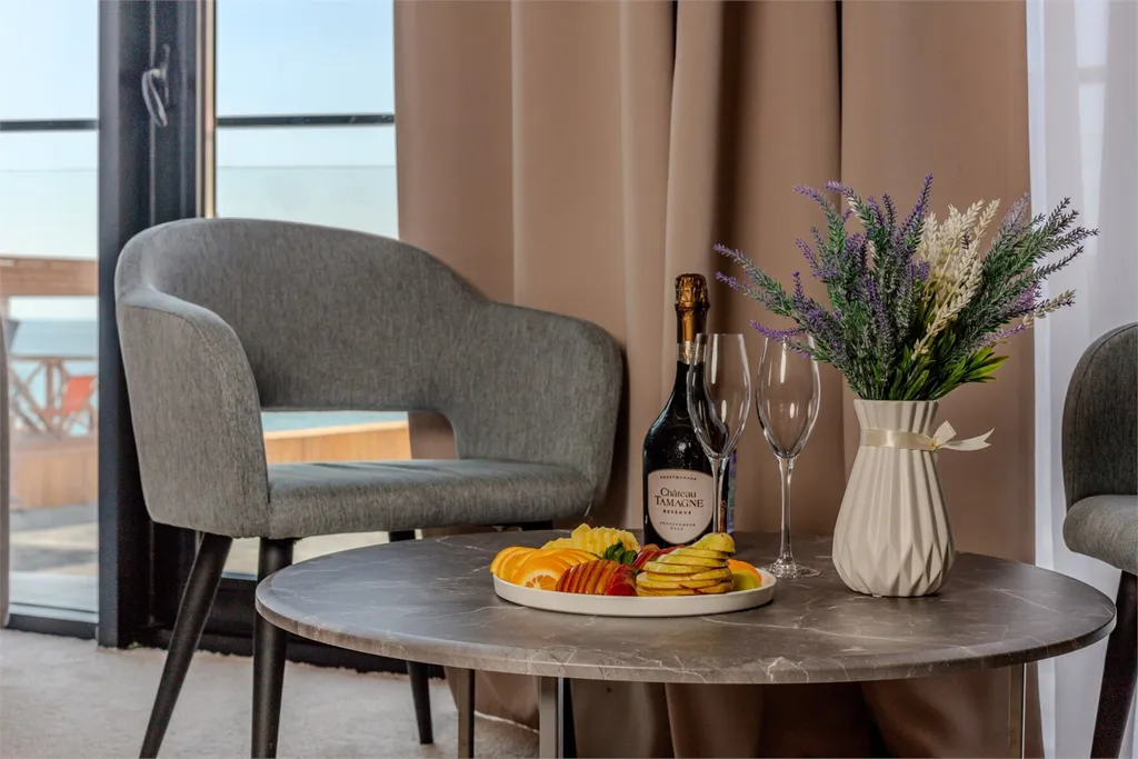 Джуниор Сюит