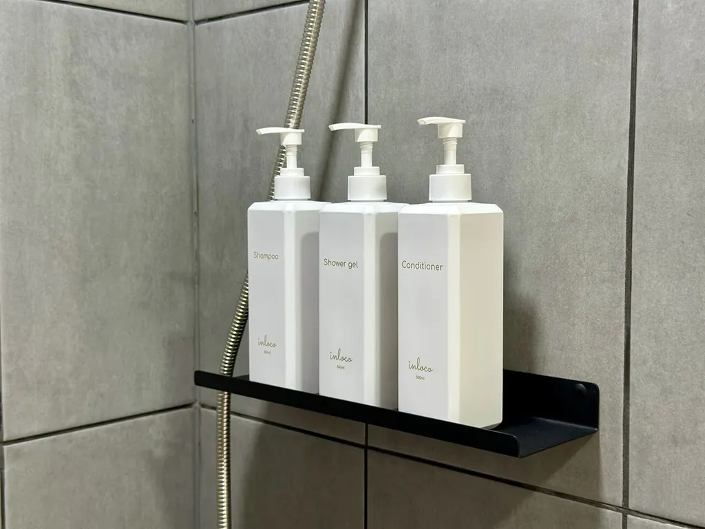 Домик в тихом и спокойном месте в окружении леса