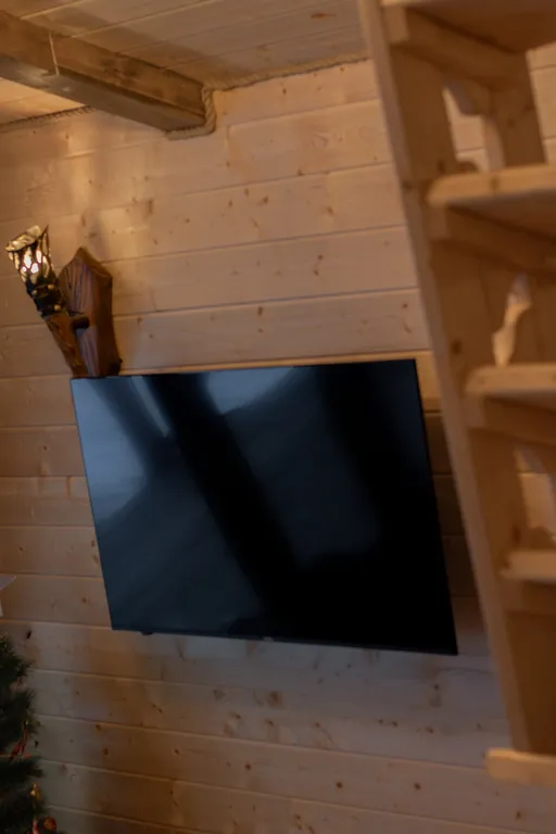 Горный домик с видом на горы и реку